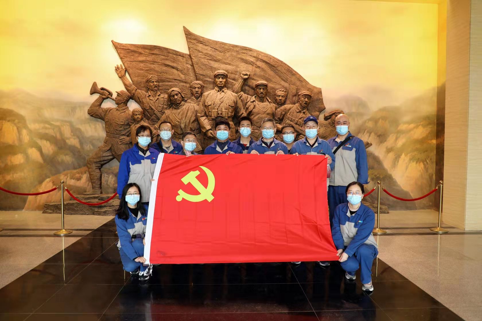 疏雨洗清明 芳菲祭英烈—— 安彩高科開(kāi)展“學(xué)黨史、祭英烈、傳精神”主題活動(dòng)