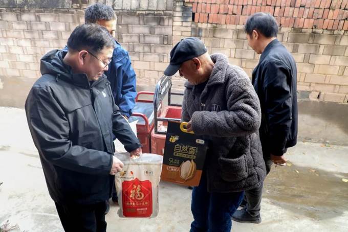 安彩高科到“第一書記”駐村點開展重陽節(jié)慰問活動